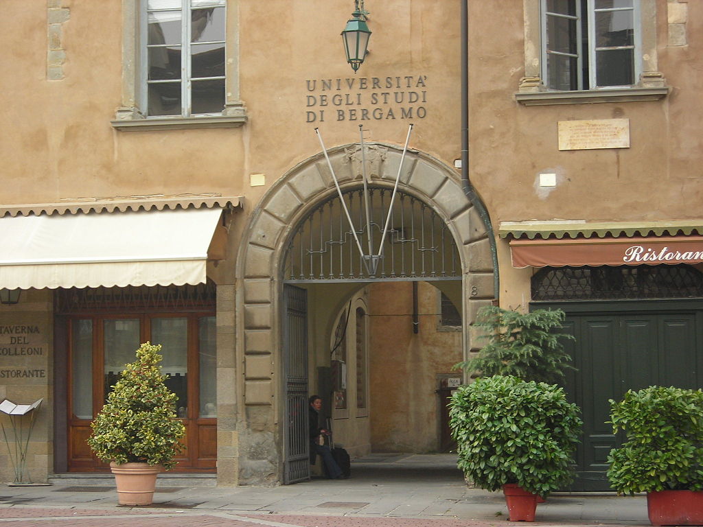 1024px-Università_degli_Studi_di_Bergamo_entry